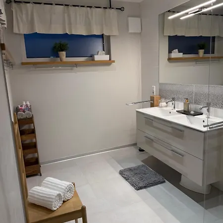 Elegantes Seeidylle Mit Blick Auf Prázdninový dům