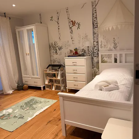 Elegantes Seeidylle Mit Blick Auf *